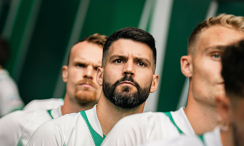 Anthony Jung, Amos Pieper und Christian Groß gucken konzentriert im Spielertunnel.