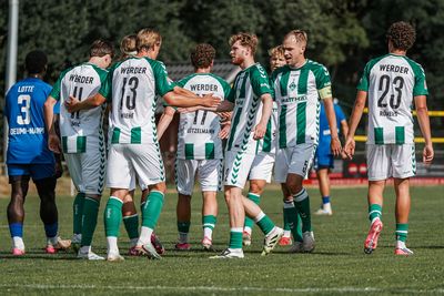Die U23 jubelt gemeinsam.