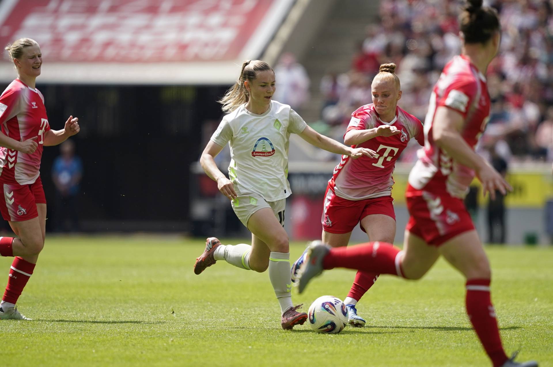 Michelle Weiß im Duell mit zwei Kölnerinnen.