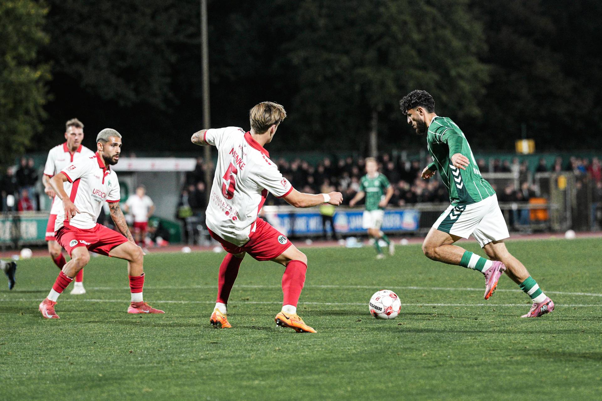 Safa Yildirim holt zum Schuss aus, vor ihm ein Spieler des VfB Lübeck.