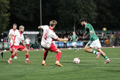 Safa Yildirim holt zum Schuss aus, vor ihm ein Spieler des VfB Lübeck.