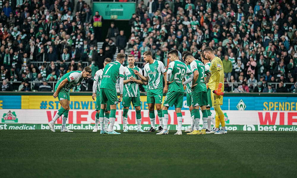 Die Startelf bespricht sich vor dem Spiel gegen Gladbach im Mannschaftskreis