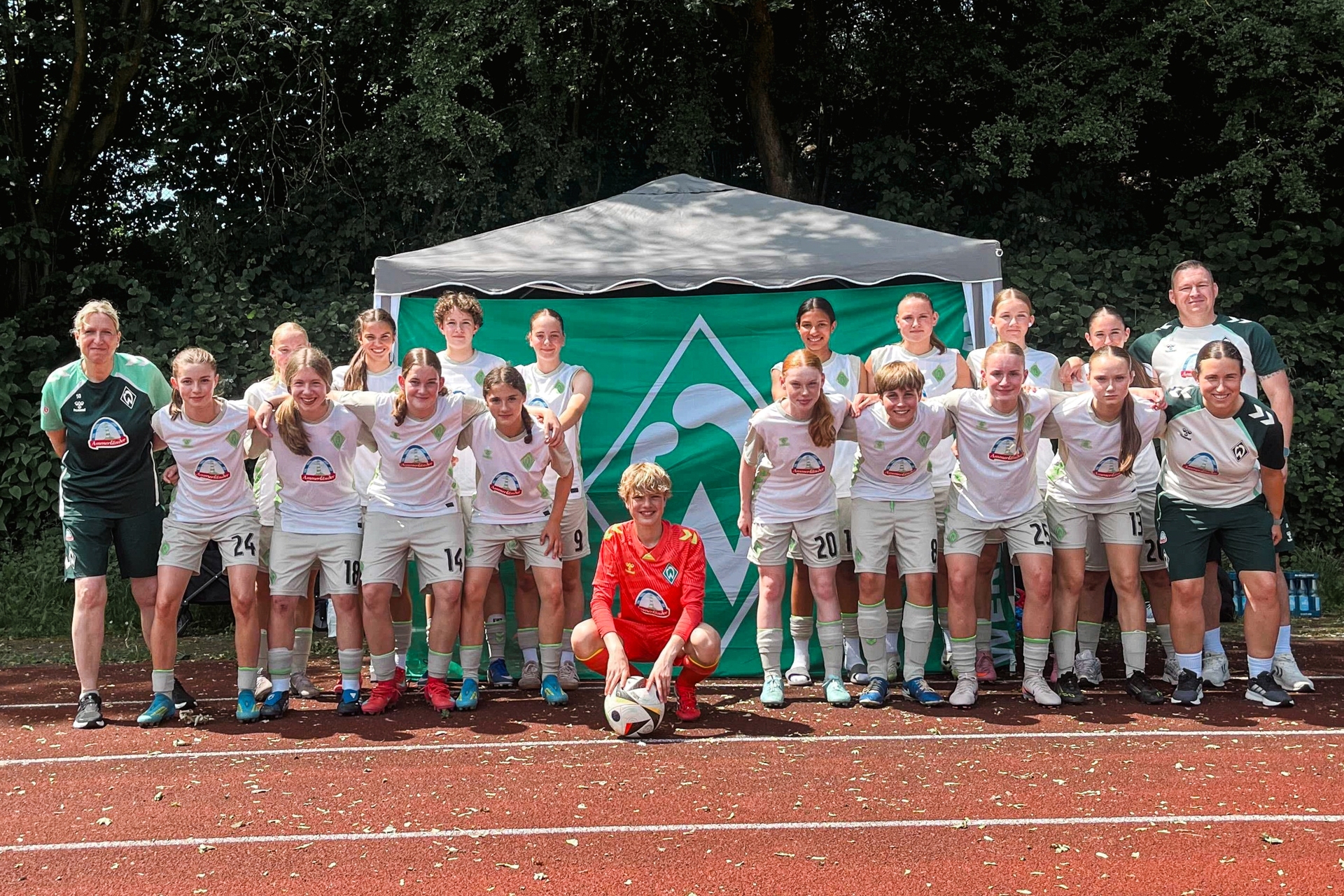Die U15 im weißen Dress auf einem Mannschaftsbild