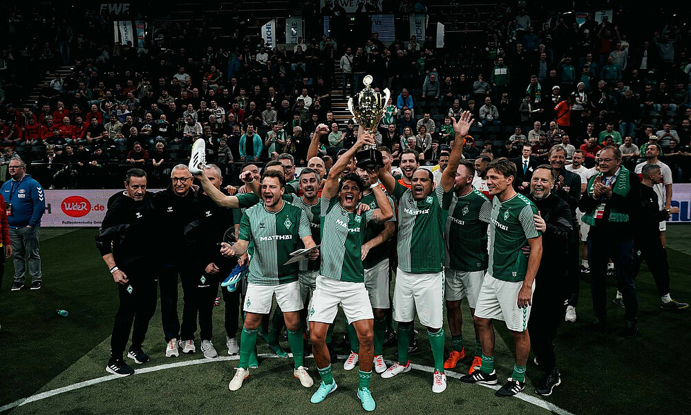 null Die Traditionself feiert den Turniersieg in Oldenburg.