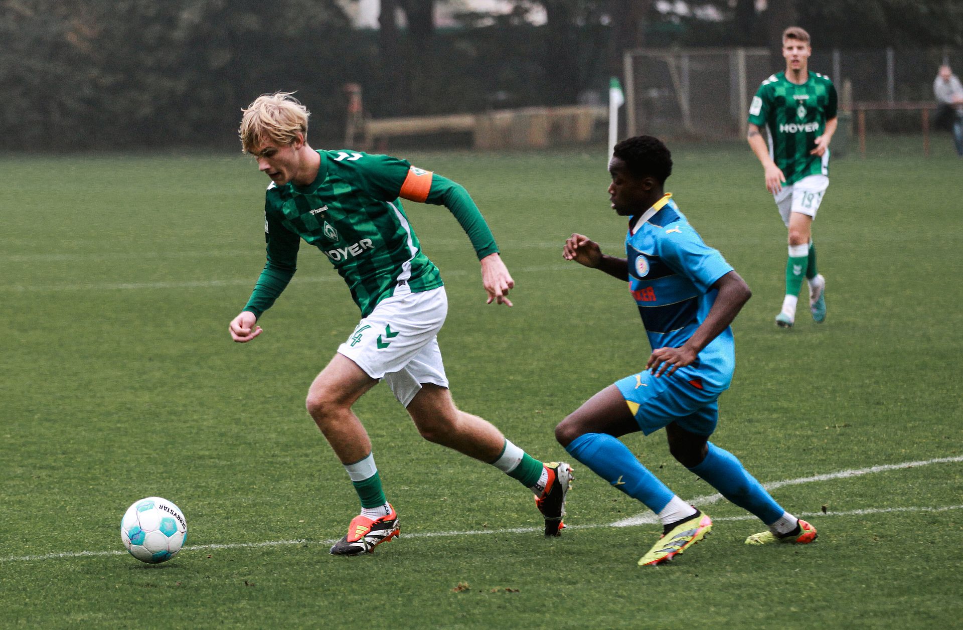 Ein Spieler der U19 mit dem Ball am Fuß.