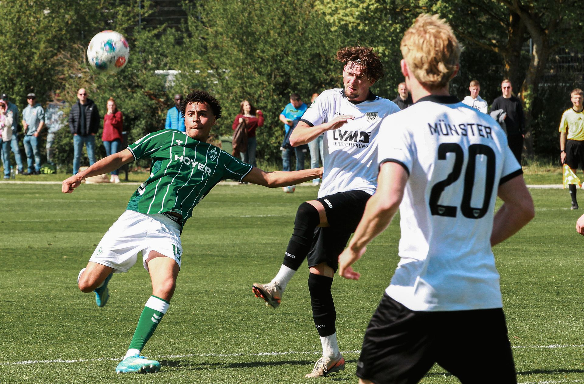 Joshua Joel holt zum Schuss aus, während der Ball vor ihm in der Luft fliegt.