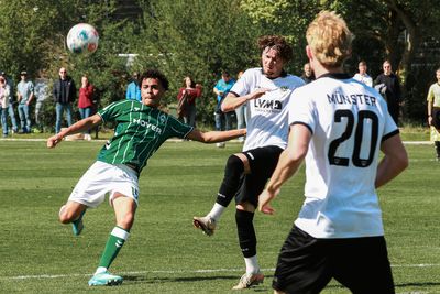 Joshua Joel holt zum Schuss aus, während der Ball vor ihm in der Luft fliegt.