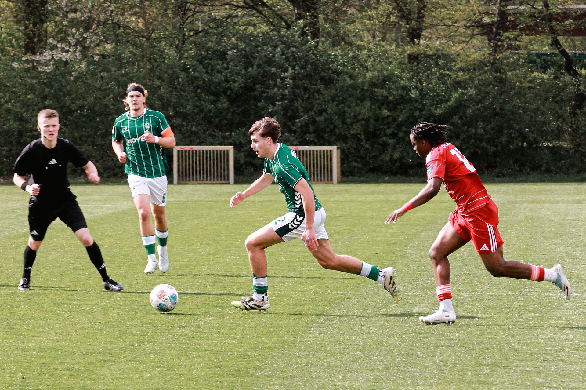 Ein Spieler der U19 läuft mit dem Ball am Fuß.