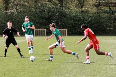 Ein Spieler der U19 läuft mit dem Ball am Fuß.