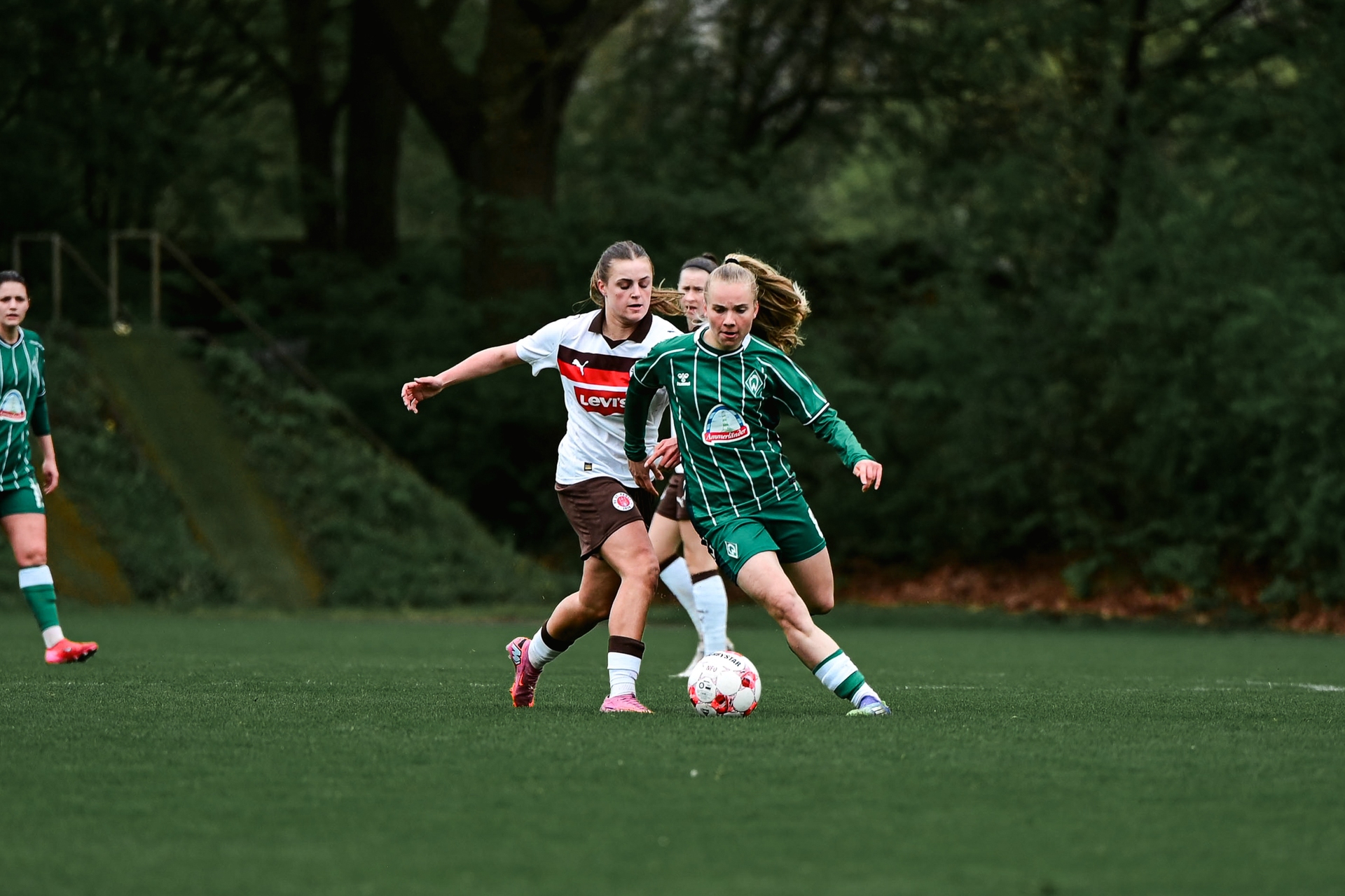 Eine Werder-Spielerin befindet sich im Zweikampf mit einer Spielerin des FC St. Pauli.