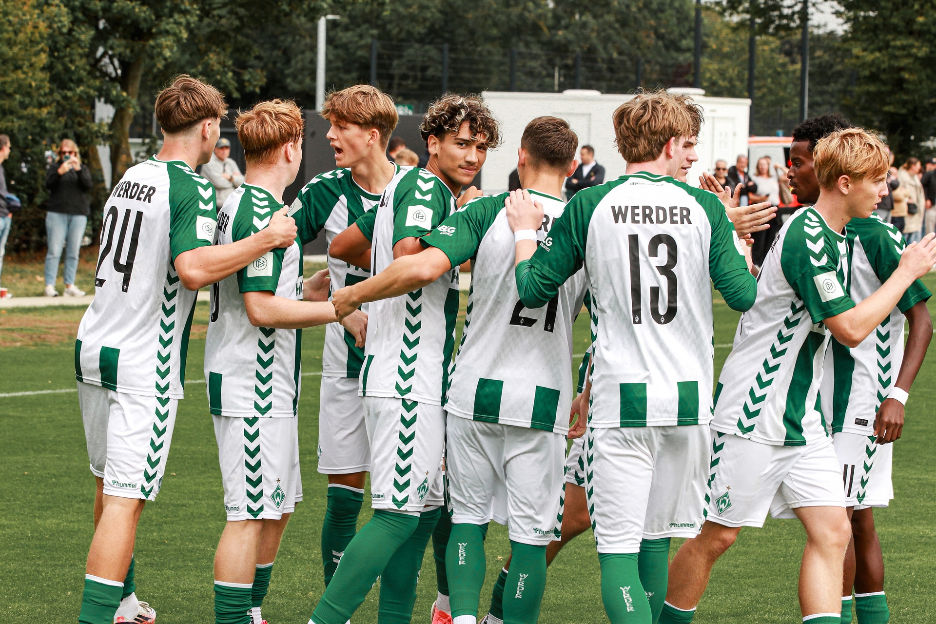 Die U17 jubelt gemeinsam und klatscht sich ab.