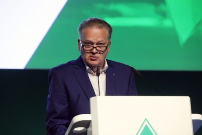 Andreas Ehlers auf dem Podium bei der Mitgliederversammlung.