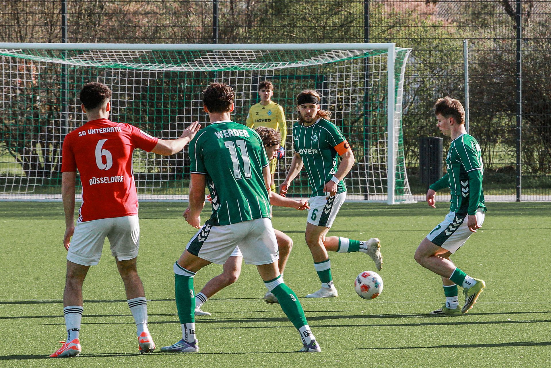 Ein Spieler von der U19 am Ball, um ihn herum sind einige Mit- und Gegenspieler.