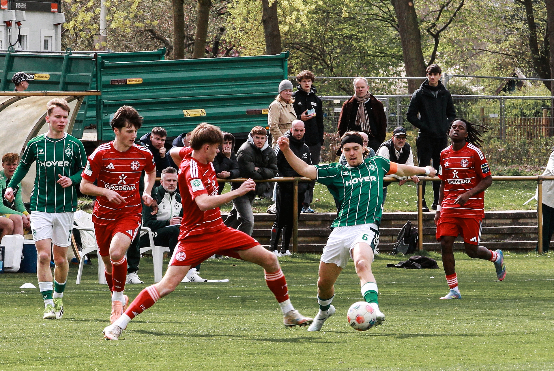 Noah Weißbach spitzelt dem Ball vom Fuß eines Düsseldorfer Spielers.