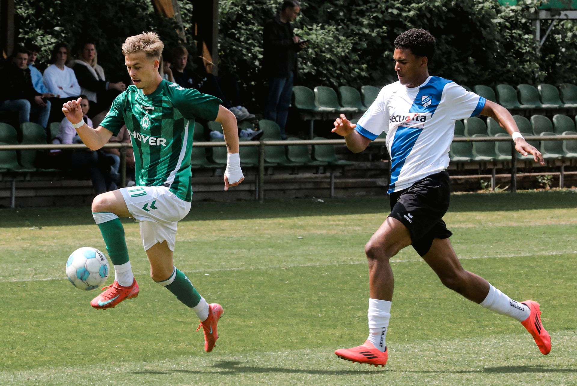 Ein Spieler der U17 läuft mit dem Ball am Fuß.