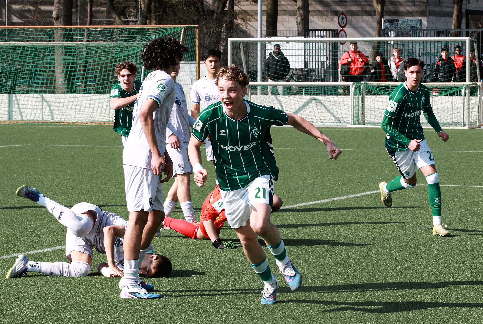 Ein Spieler der U19 des SV Werder bejubelt einen Treffer. Ein Bochumer Spieler ist am Breakdancen.