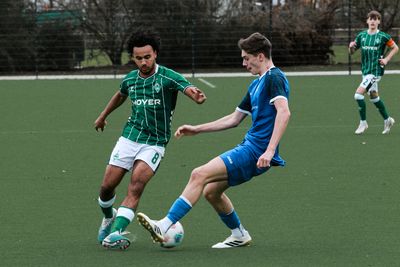 Mario Mbassi im Zweikampf mit einem Spieler des SV Meppen.