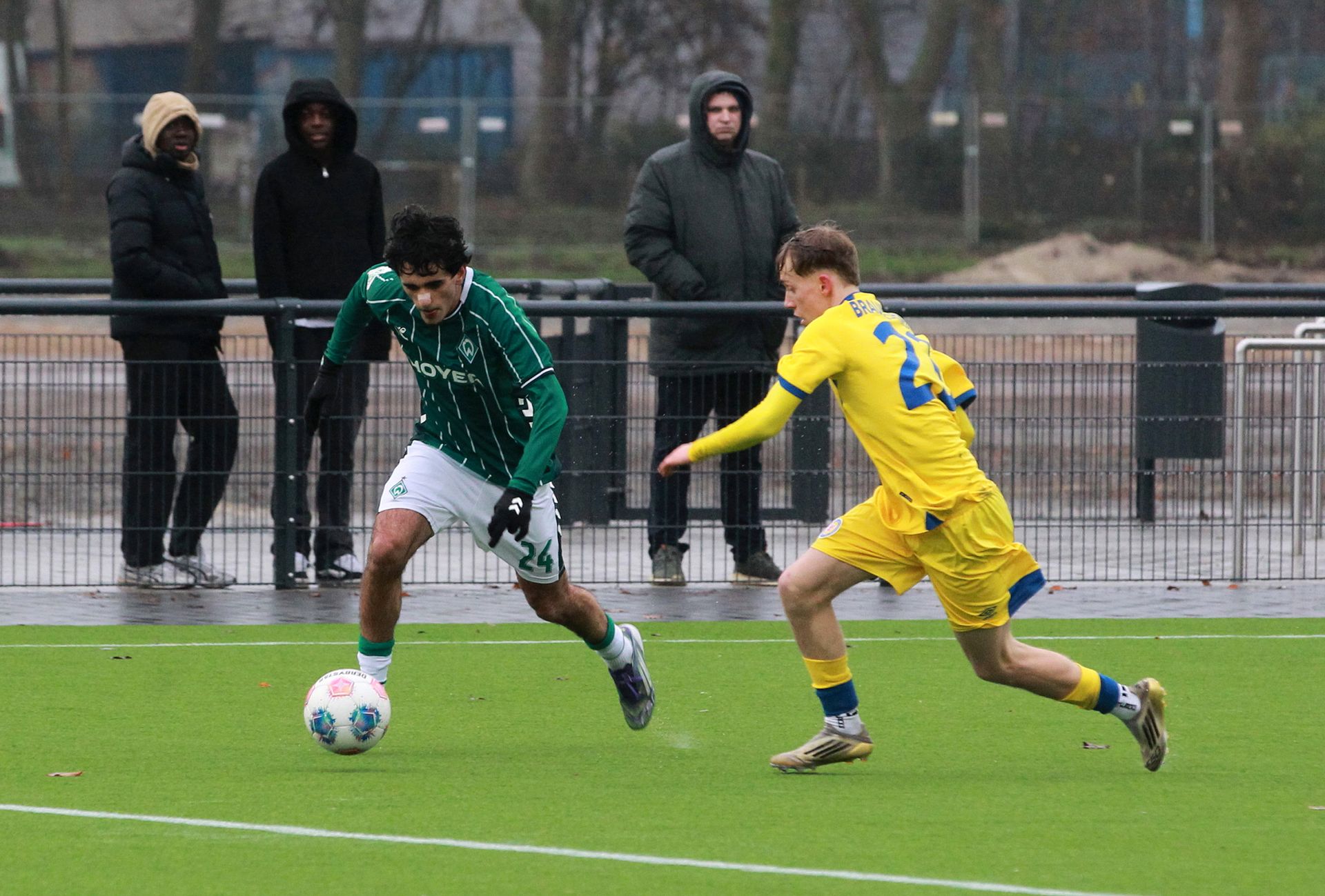 Ein U19-Spieler dribbelt mit dem ball am Fuß.