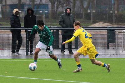 Ein U19-Spieler mit dem Ball am Fuß.