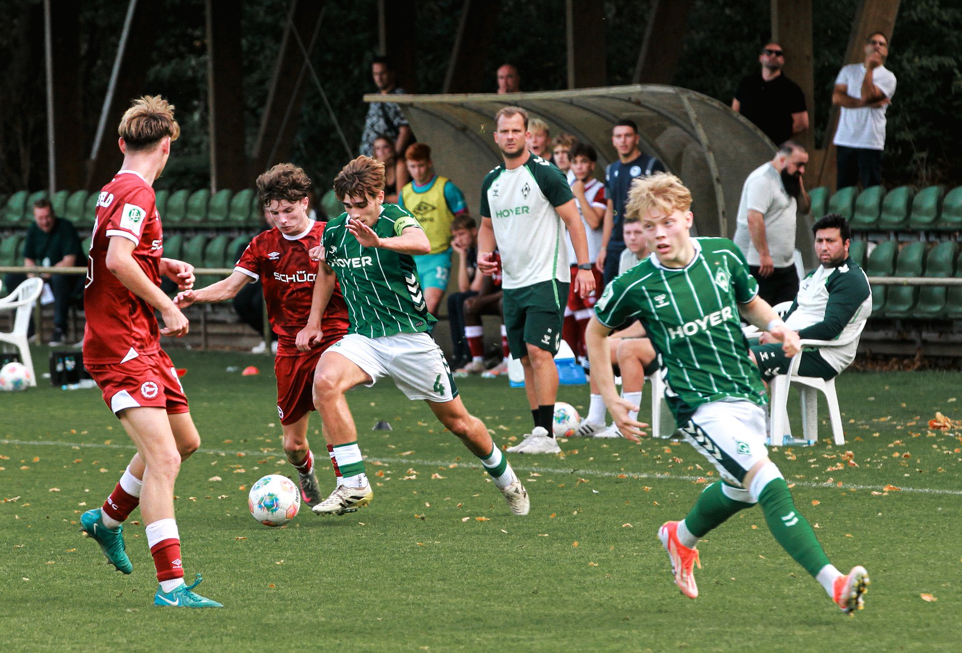 Ein Spieler der U17 läuft mit dem Ball am Fuß.