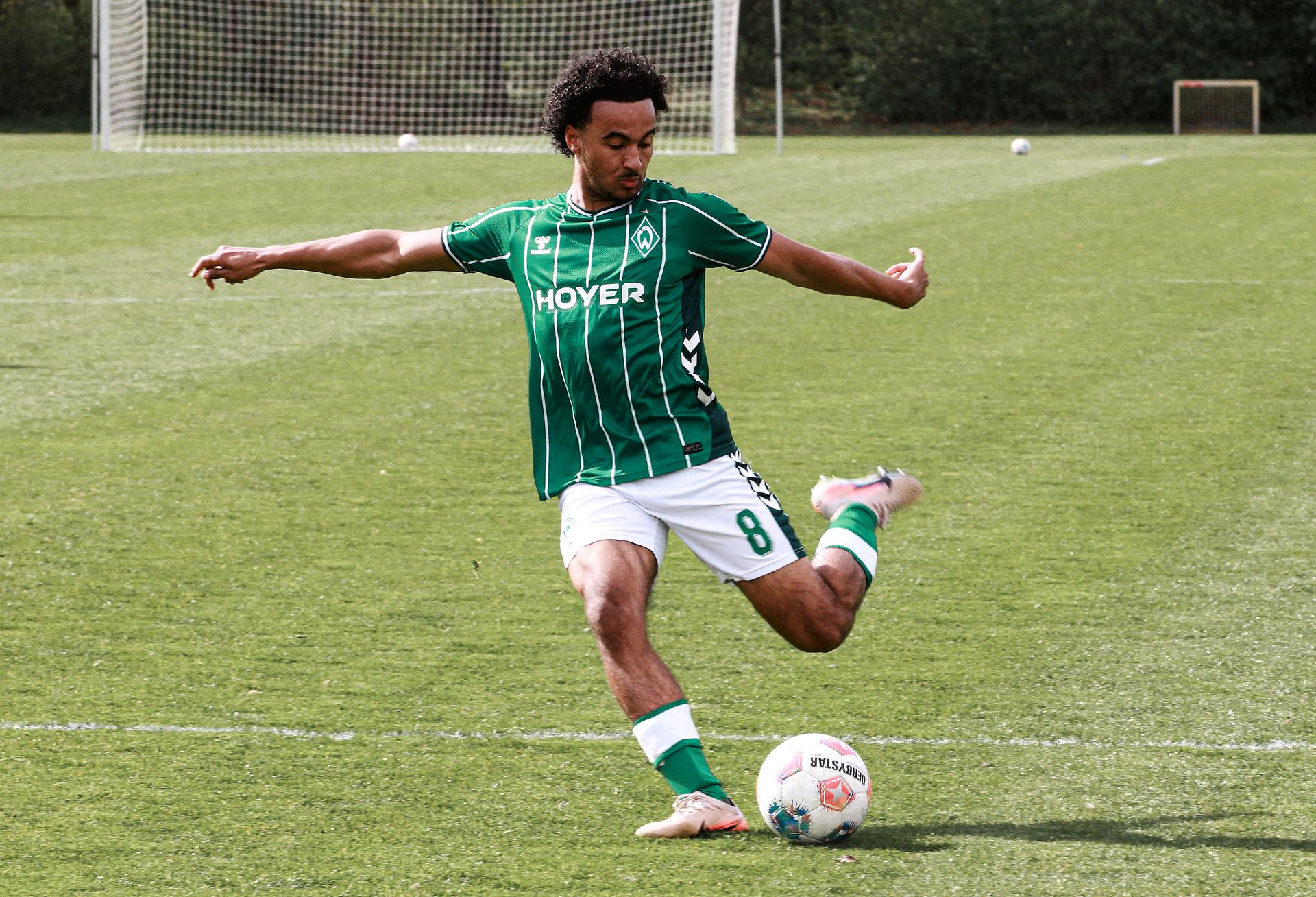 Ein Spieler der U19 holt zum Schuss aus.