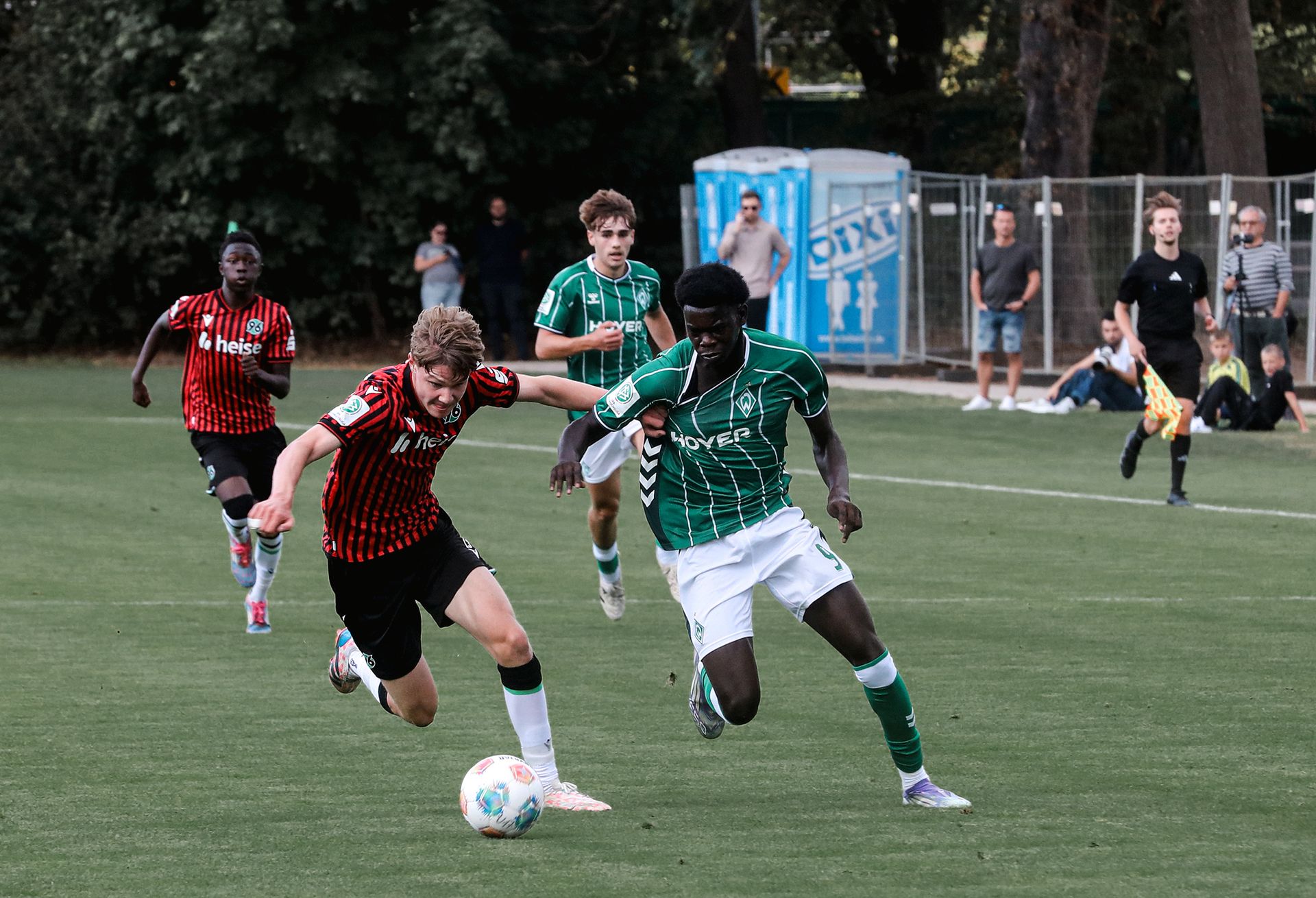 Ein Werder SPieler und ein SPieler von Hannover 96 im Zweikampf. Der Hannover-Spieler zieht am Trikot.