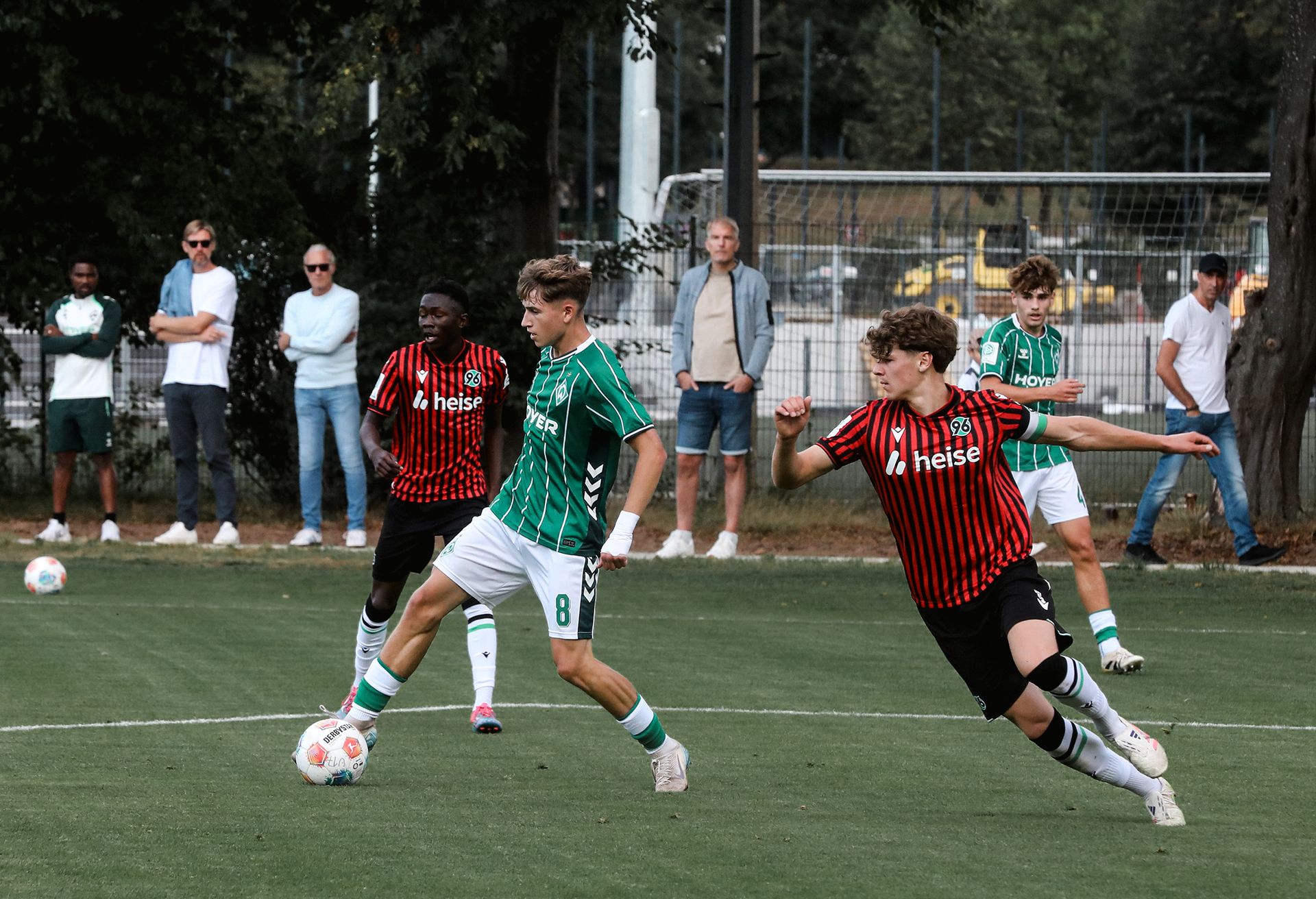 Ein Spieler der U17 läuft mit dem Ball am Fuß.