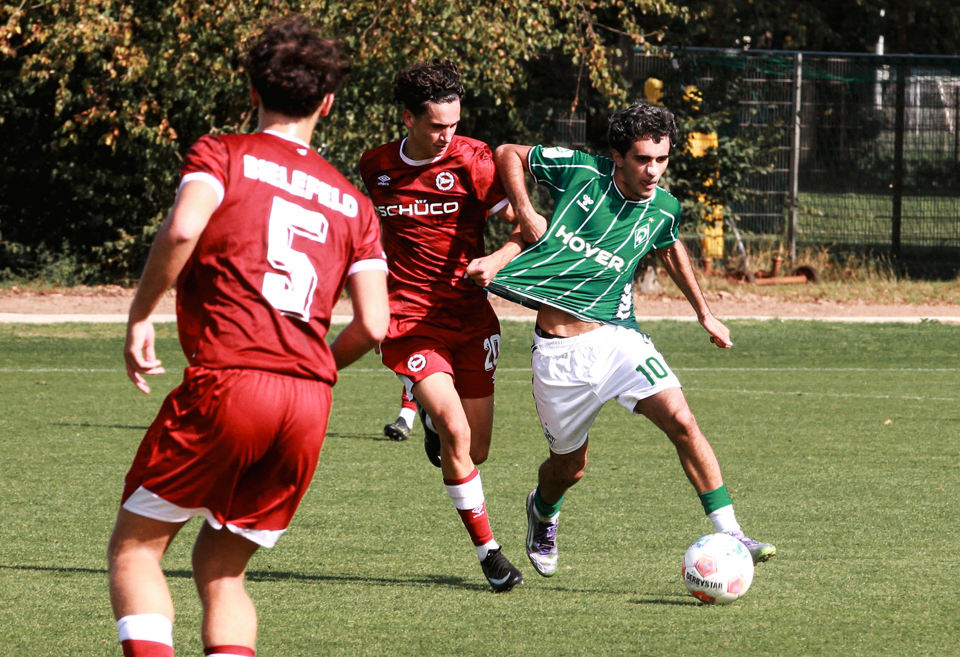 Ein Spieler der U17 im Zweikampf mit einem Gegenspieler.