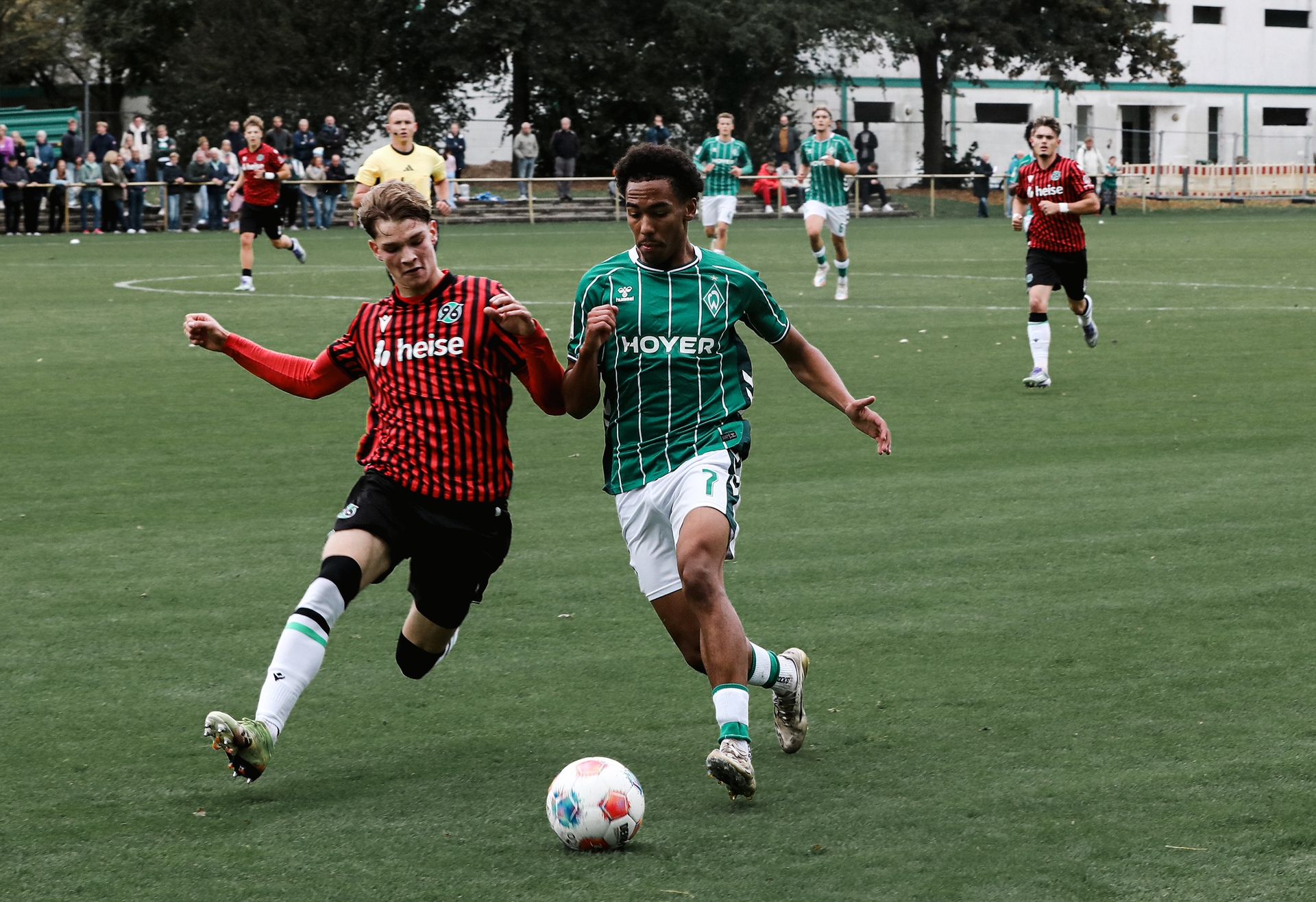 Paul Erevbenagie im Zweikampf mit einem Spieler von Hannover 96.