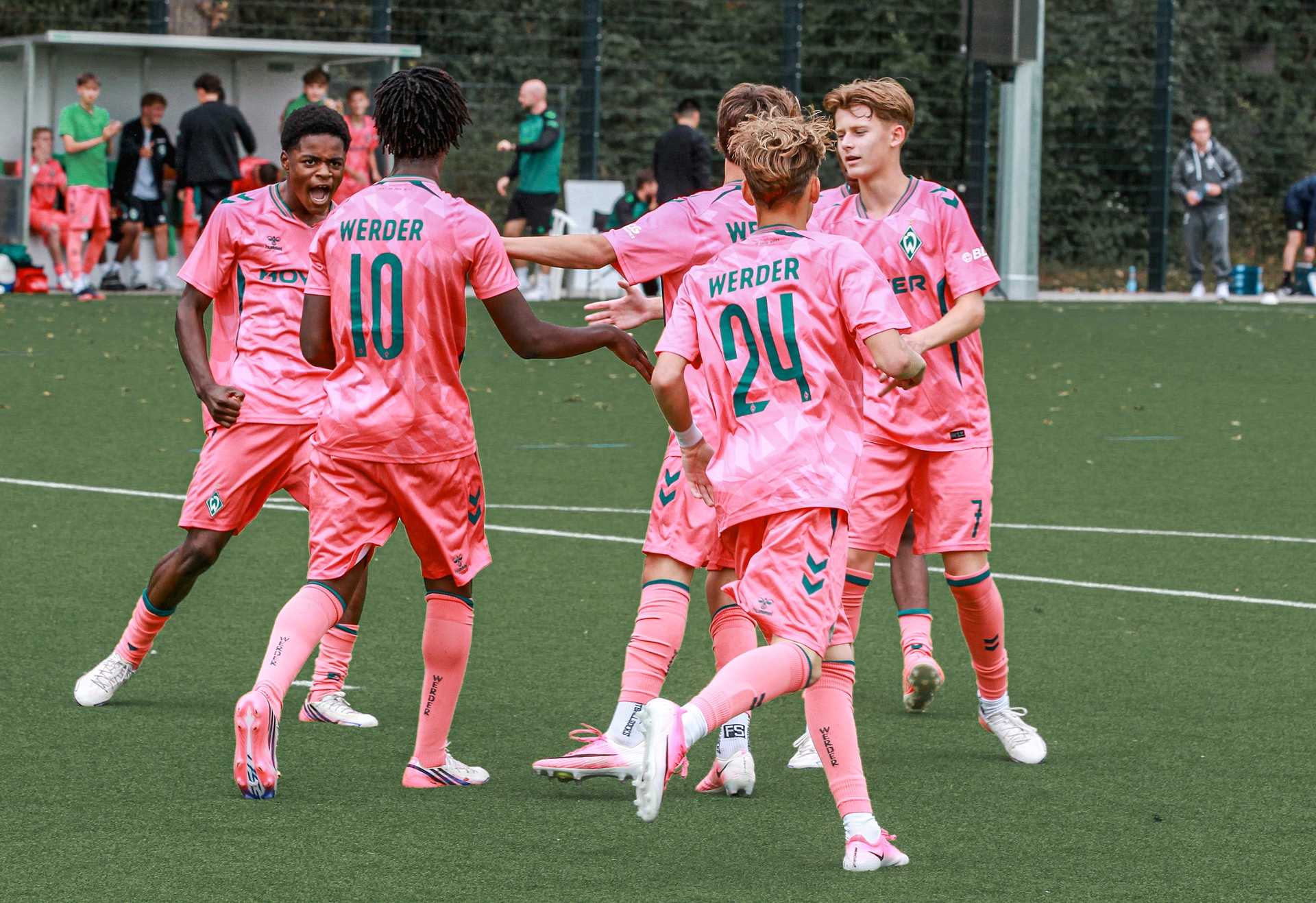 Die U16 jubelt gemeinsam im pinken Third-Trikot.