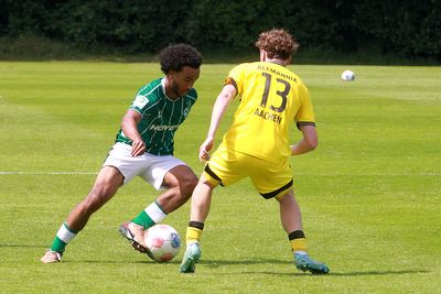 Ein Spieler der U19 von Werder im Zweikampf gegen einen Aachener