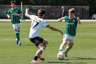 Ein Spieler der U19 im Zweikampf mit einem Gegenspieler.