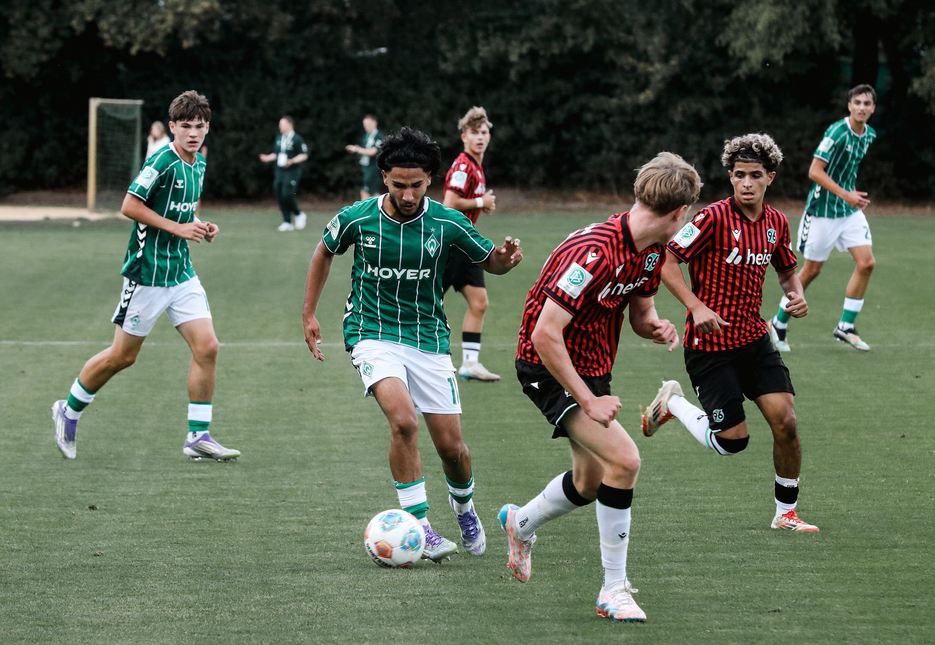 Ein Spieler der U17 läuft mit dem Ball am Fuß.