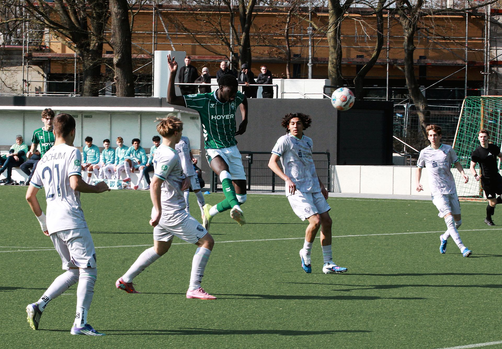 Neal Afryie spring für einen Kopfball in die Luft.