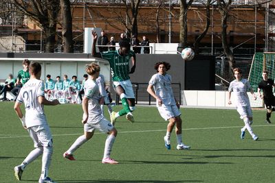 Neal Afryie spring für einen Kopfball in die Luft.