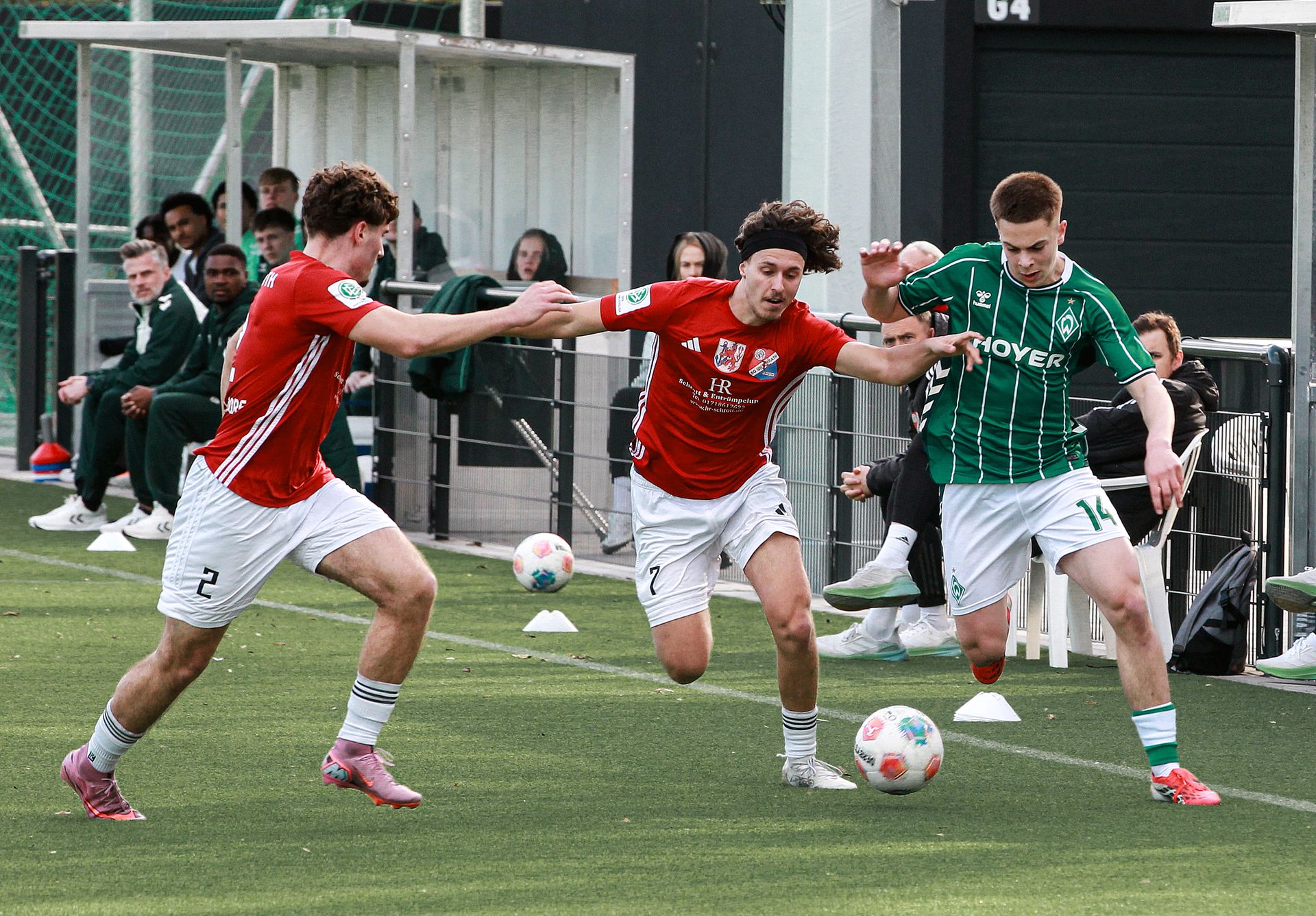 Ein Spieler der U19 im Zweikampf mit zwei Spielern der SG Unterrath.