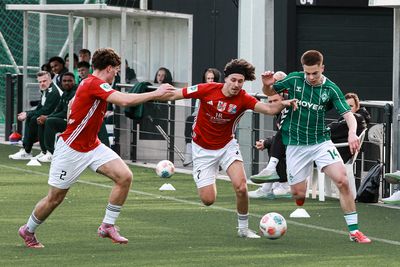 Ein Spieler der U19 im Zweikampf mit zwei Spielern der SG Unterrath.