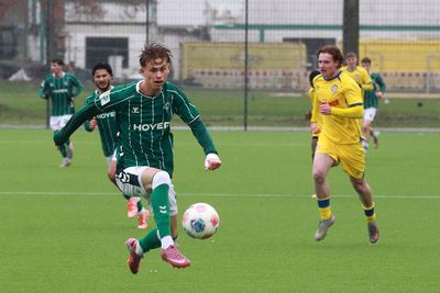 Noah Birkenpesch rennt mit dem Ball am Fuß auf die Kamera zu.