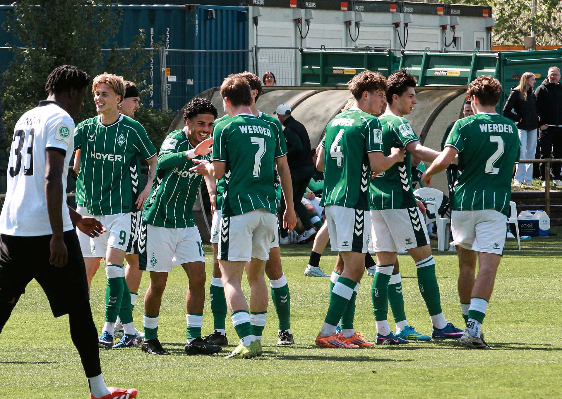 Die Spieler der U19 jubeln gemeinsam und klatschen sich ab.