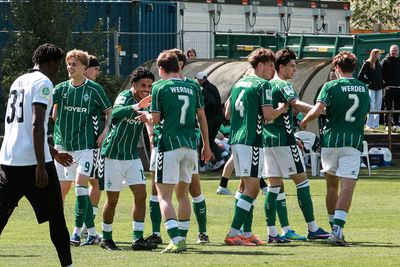 Die Spieler der U19 jubeln gemeinsam und klatschen sich ab.