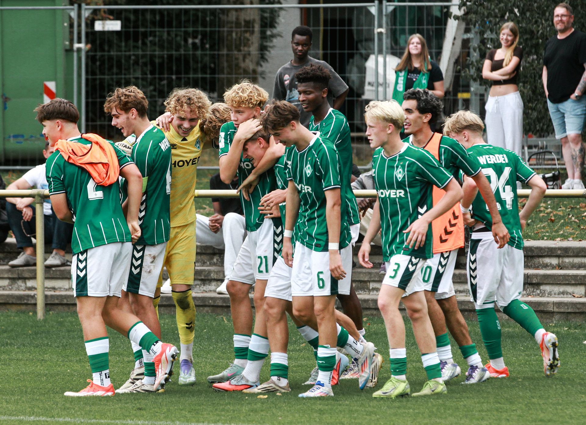 Die U17-Junioren jubeln nach dem 3:2-Siegtreffer.
