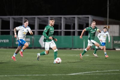 Christian Stark läuft mit dem Ball am Fuß auf das Tor der Gegner zu und wird von Gegenspielern verfolgt.
