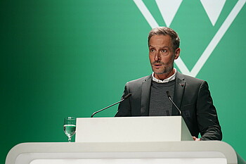 Brauer steht am Rednerpult.