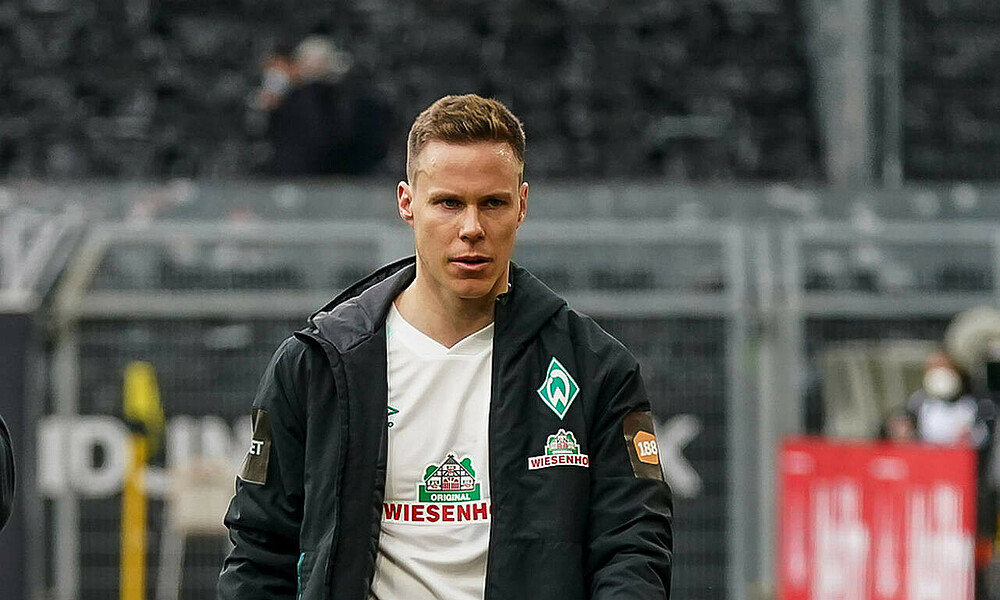 Niklas Moisander geht nach dem Spiel vom Feld.