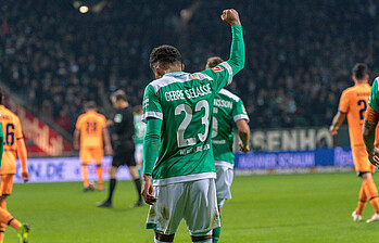 Theodor Gebre Selassie streckt die Faust in den Himmel.