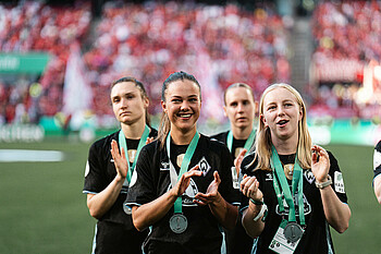 null Die Werder-Frauen klatschen mit der Silbermedaille um den Hals