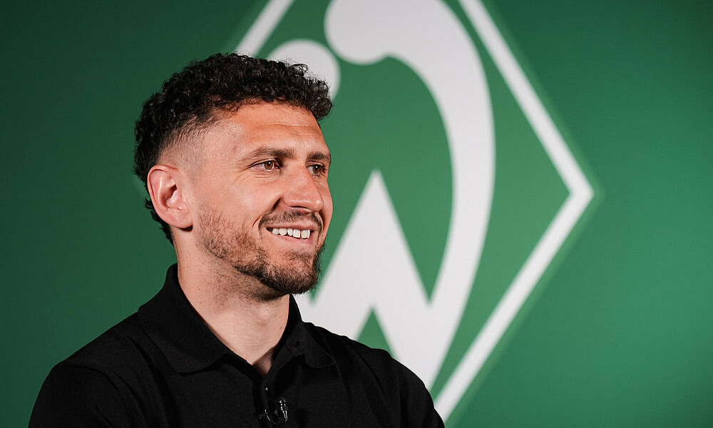 Milos Veljkovic sitzt und wird interviewt. 