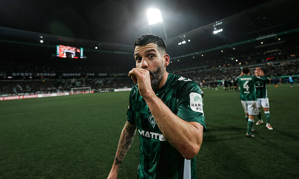 Anthony Jung mit dem Daumen im Mund. 