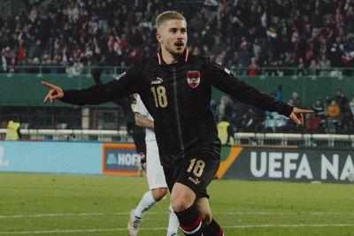 Romano Schmid jubelt mit ausgebreiteten Armen im ÖFB-Trikot.