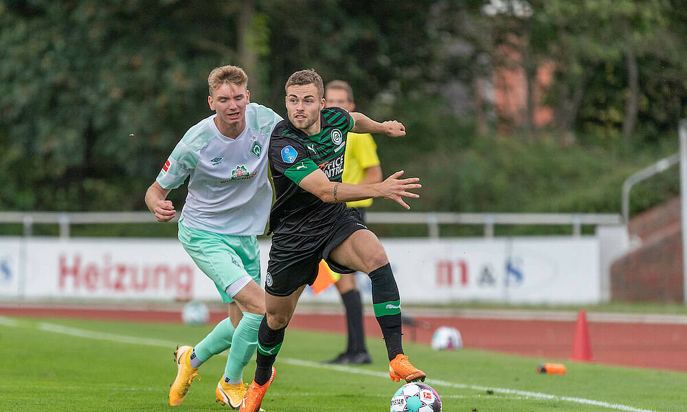 Nick Woltemade im Zweikampf mit einem Spieler der FC Groningen.